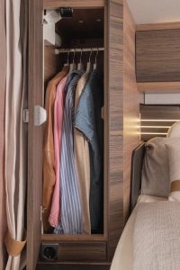 Luxus-Wohnmobil Knaus Sun I 900 LX geräumiger Kleiderschrank