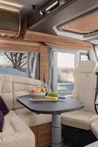 Luxus-Wohnmobil Knaus Sun I 900 LX bequeme Sitzecke mit Tisch